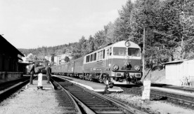 Lokomotywa spalinowa SU46-048 z wagonami osobowymi na stacji w Krynicy....